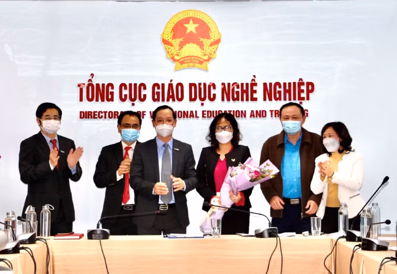 Ông Trương Anh Dũng - Tổng cục trưởng Tổng cục GDNN tặng hoa chúc mừng BTC tại Hà Nội.