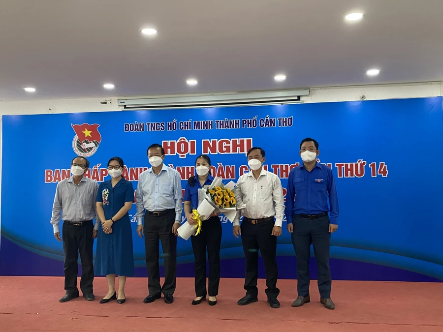 Tân Bí thư Thành đoàn Cần Thơ Lư Thị Ngọc Anh (cầm hoa) 