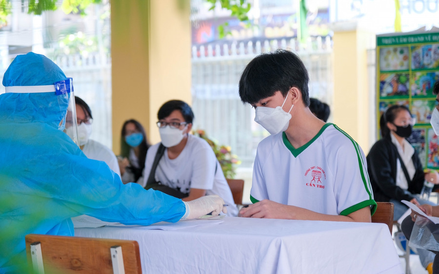 Phụ huynh, học sinh được tư vấn và giải thích kỹ trước khi đồng ý tiêm. Phụ huynh, học sinh được tư vấn và giải thích kỹ trước khi đồng ý tiêm.