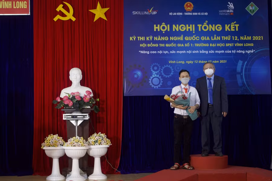 Ban tổ chức tặng hoa và chúc mừng các thí sinh tham gia kỳ thi.