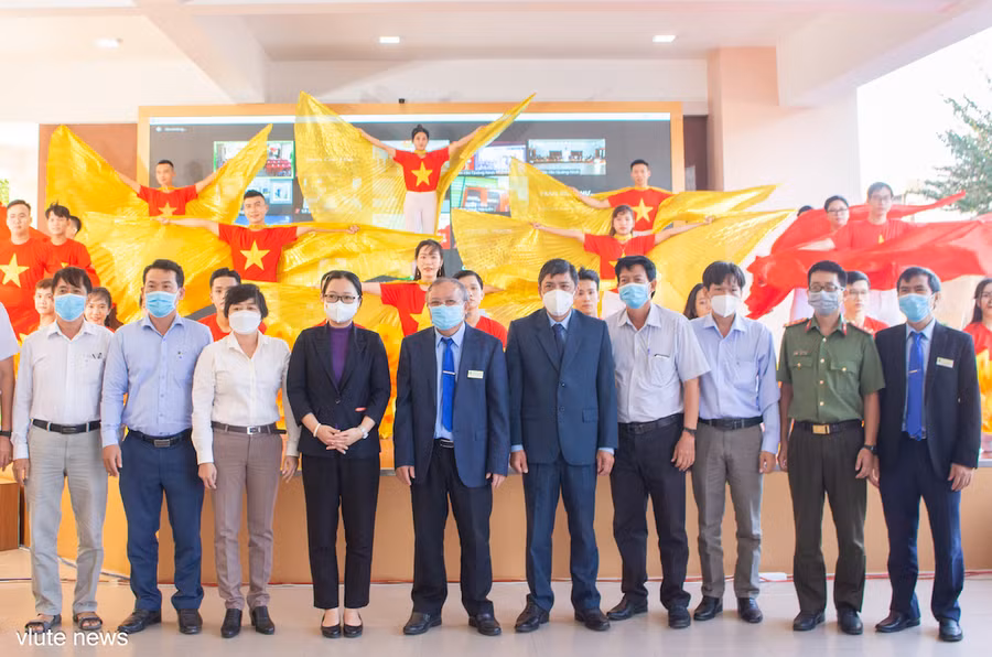 Đại biểu chụp ảnh lưu niệm tại buổi khai mạc cuộc thi.