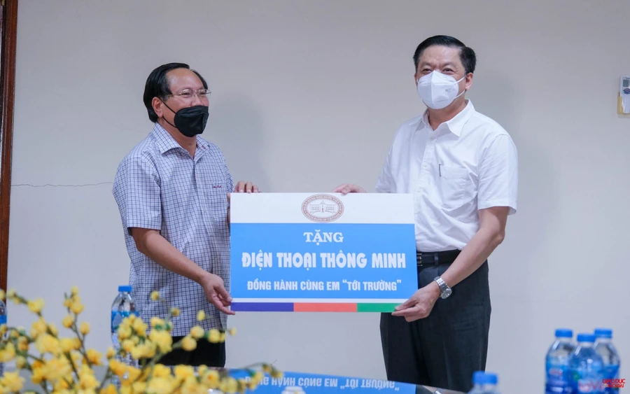 Ông Dương Tấn Hiển, Phó Chủ tịch thường trực UBND TP Cần Thơ tiếp nhận hỗ trợ thiết bị thông minh cho học sinh khó khăn.