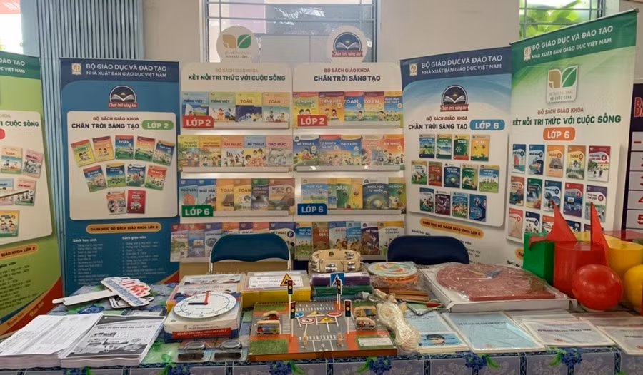 Đẩy mạnh bán hàng trực tuyến, bán hàng qua điện thoại.