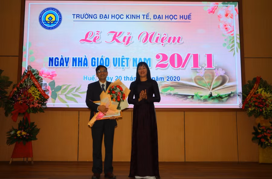 Tiến sĩ Đỗ Thị Xuân Dung- phó giám đốc ĐH Huế đã trao bằng khen của Bộ trưởng Bộ GD-ĐT cho Trường Đại học Kinh tế Huế