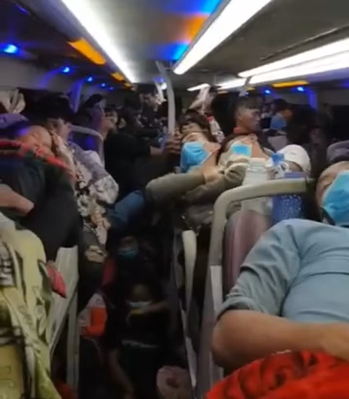 Xe khách 44 giường nằm nhồi nhét đến 92 hành khách.