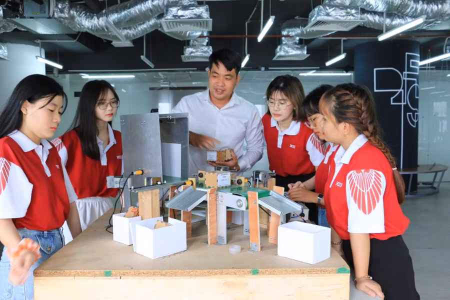 TS Thành trong lớp học tại HIU cùng với các sinh viên ngành Logistics và Quản lý chuỗi cung ứng.