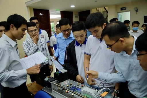 SV Trường ĐH Bách khoa, ĐH Đà Nẵng trong cuộc thi Tự động hóa năm 2019 do dự án BUILD-IT tài trợ bởi Cơ quan Phát triển Quốc tế Hoa Kỳ (USAID) phối hợp cùng Rockwell Automation, First Solar và nhiều doanh nghiệp cũng như đối tác giáo dục khác. Ảnh: NTCC