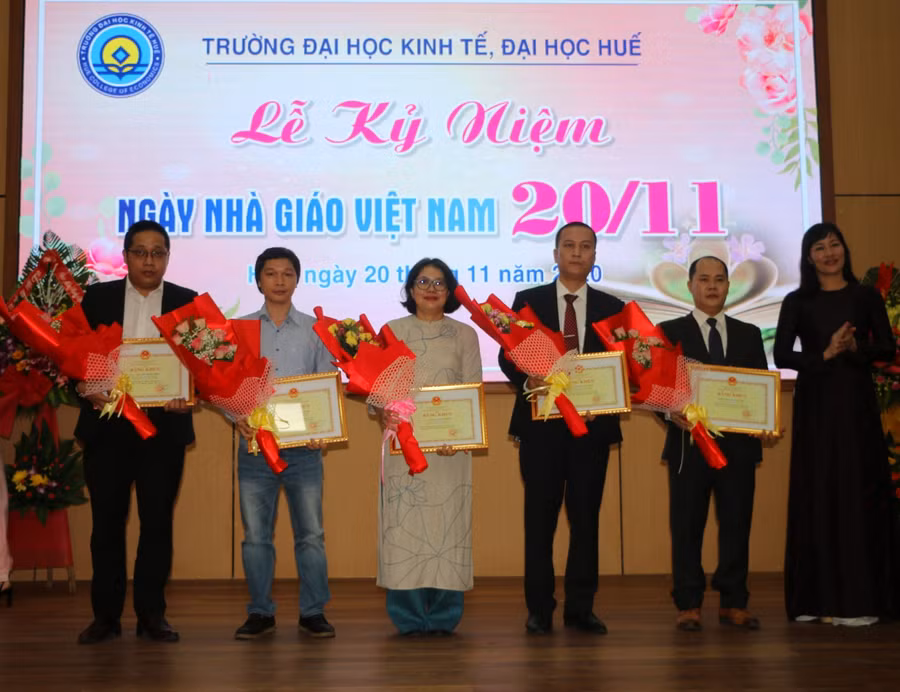 Tặng bằng khen của Bộ trưởng Bộ GD-ĐT cho các phòng, ban của Trường Đại học Kinh tế  Huế