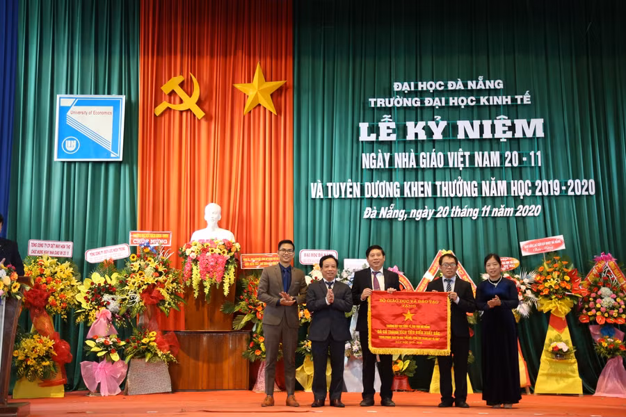 Thừa ủy quyền của Bộ trưởng Bộ GD&ĐT, PGS.TS. Nguyễn Ngọc Vũ – Giám đốc Đại học Đà Nẵng trao Cờ thi đua cấp Bộ cho Trường Đại học Kinh tế (Đại học Đà Nẵng).  