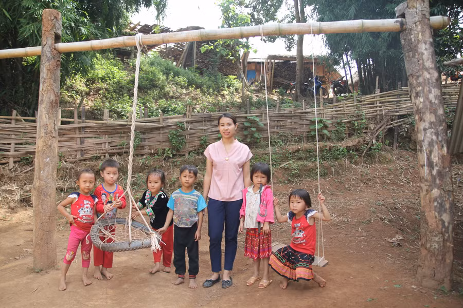 Cô Bùi Thị Mái bên các học trò nhiều lứa tuổi. Ảnh: TG