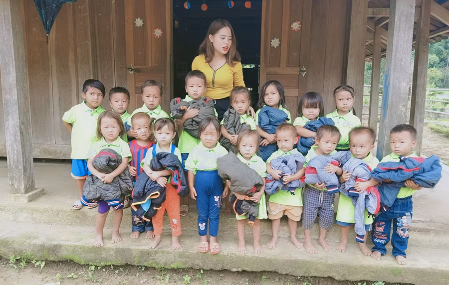 Cô Sung Thị Tông và học trò tại điểm trường Mùa Xuân.