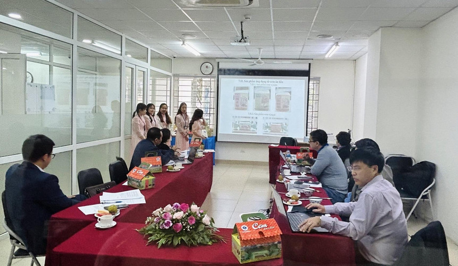 Nhóm sinh viên HUFI đang thuyết trình dự án nghiên cứu với ban giám khảo. Nhóm sinh viên HUFI đang thuyết trình dự án nghiên cứu với ban giám khảo.