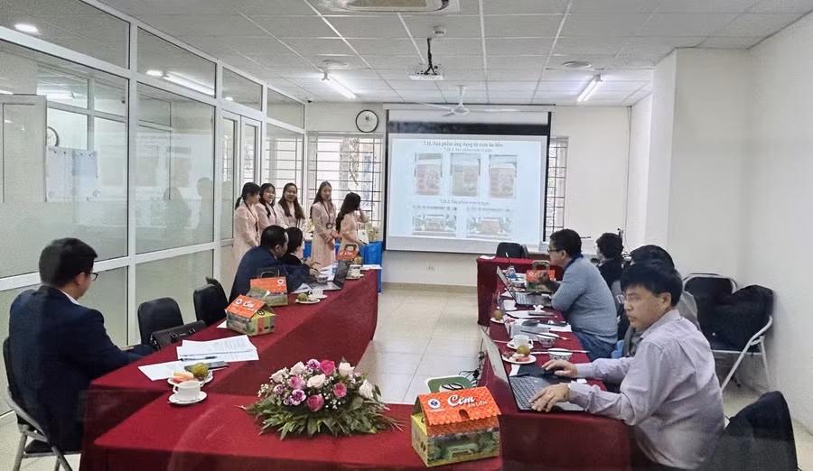 Nhóm sinh viên HUFI đang thuyết trình dự án nghiên cứu với ban giám khảo.