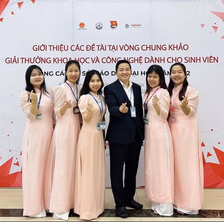 Thầy và trò HUFI vui mừng trước chiến tích đạt giải Nhất của cuộc thi