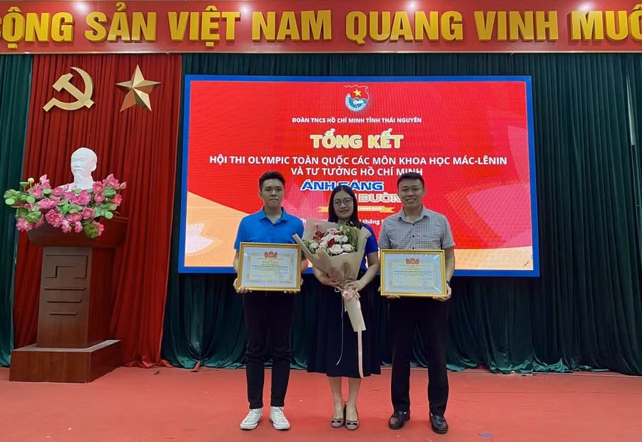 Đăng Hiếu nhận Bằng khen của Tỉnh đoàn Thái Nguyên