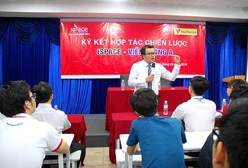 Ông Trần Văn Thái – Giám đốc Khối HC-NS Viễn Thông A trao đổi về nghề và việc làm với sinh viên iSpace Ông Trần Văn Thái – Giám đốc Khối HC-NS Viễn Thông A trao đổi về nghề và việc làm với sinh viên iSpace