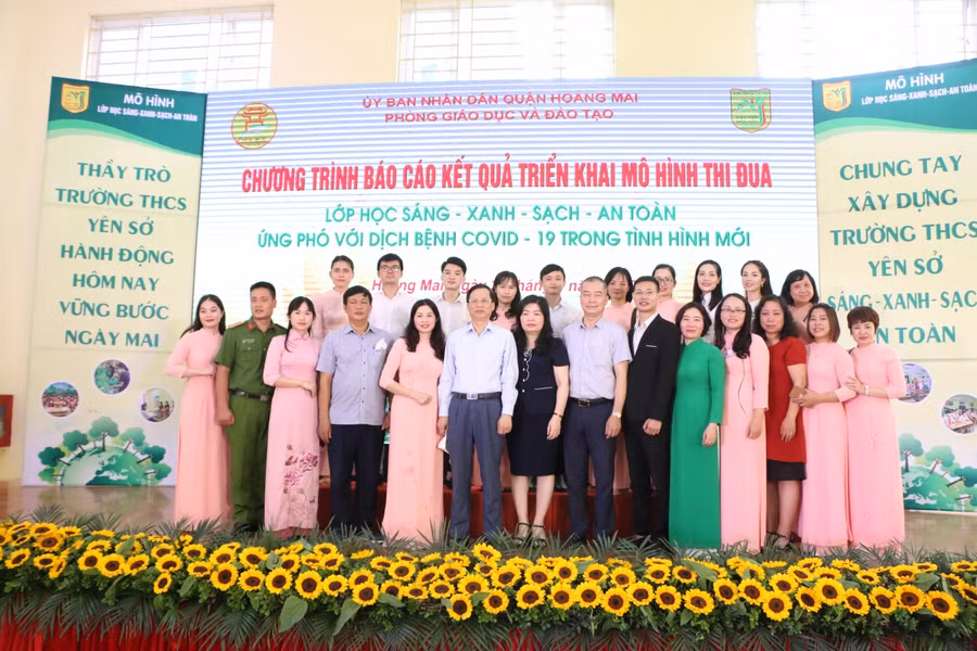 Các đại biểu tham dự chương trình chụp ảnh lưu niệm.