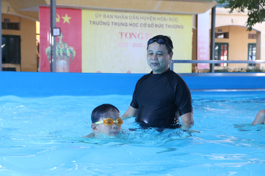 Thầy Nguyễn Đình Ngọc Sơn đang hướng dẫn học trò một số động tác bơi cơ bản. Thầy Nguyễn Đình Ngọc Sơn đang hướng dẫn học trò một số động tác bơi cơ bản.