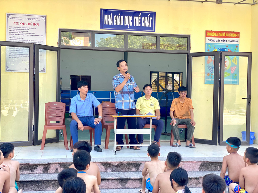 Thầy Hiệu trưởng Lê Đức Tuân đang nhắc nhở học sinh một số quy định trước khi vào giờ học bơi. Thầy Hiệu trưởng Lê Đức Tuân đang nhắc nhở học sinh một số quy định trước khi vào giờ học bơi.