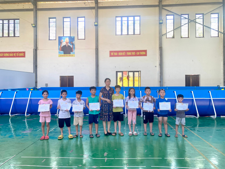 Các em được cấp giấy chứng nhận sau khi hoàn thành khóa học bơi tại trường. Các em được cấp giấy chứng nhận sau khi hoàn thành khóa học bơi tại trường.