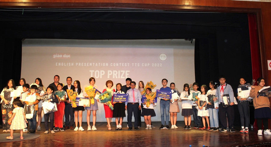 Các thí sinh đạt giải cao nhất của cuộc thi nhận giải.