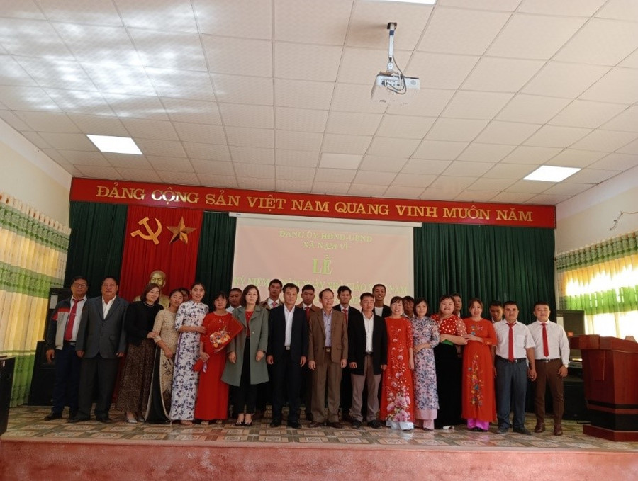 Thầy Lê Bảo Khương cùng lãnh đạo xã Nậm Vì và tập thể cán bộ, giáo viên, nhân viên nhà trường tại lễ kỷ niệm Ngày Nhà giáo Việt Nam 20/11. Thầy Lê Bảo Khương cùng lãnh đạo xã Nậm Vì và tập thể cán bộ, giáo viên, nhân viên nhà trường tại lễ kỷ niệm Ngày Nhà giáo Việt Nam 20/11.