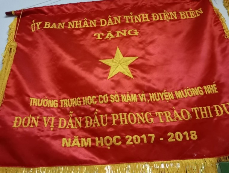 Nhà trường nhận cờ thi đua của UBND tỉnh Điện Biên về thành tích đơn vị dẫn đầu phong trào thi đua năm học 2017 - 2018. Nhà trường nhận cờ thi đua của UBND tỉnh Điện Biên về thành tích đơn vị dẫn đầu phong trào thi đua năm học 2017 - 2018.