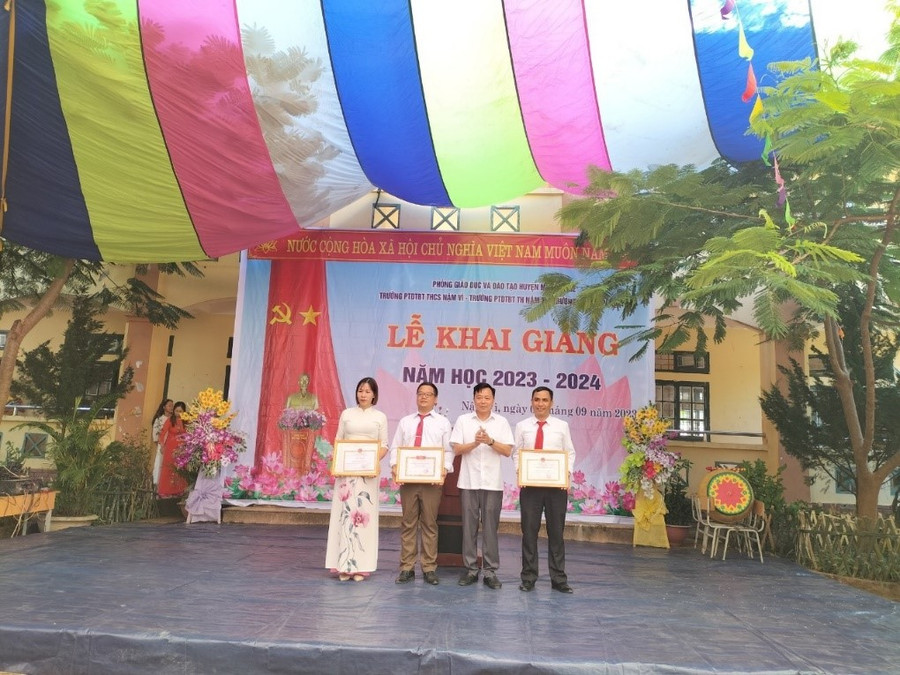 Thầy giáo Lê Bảo Khương (thứ 2 bên trái) nhận Bằng khen của UBND tỉnh Điện Biên. Thầy giáo Lê Bảo Khương (thứ 2 bên trái) nhận Bằng khen của UBND tỉnh Điện Biên.
