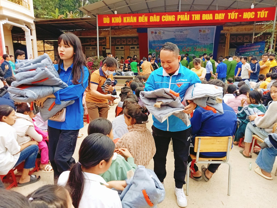 Trao tặng chăn ấm cho học sinh TH&THCS xã Nam Phong. Trao tặng chăn ấm cho học sinh TH&THCS xã Nam Phong.