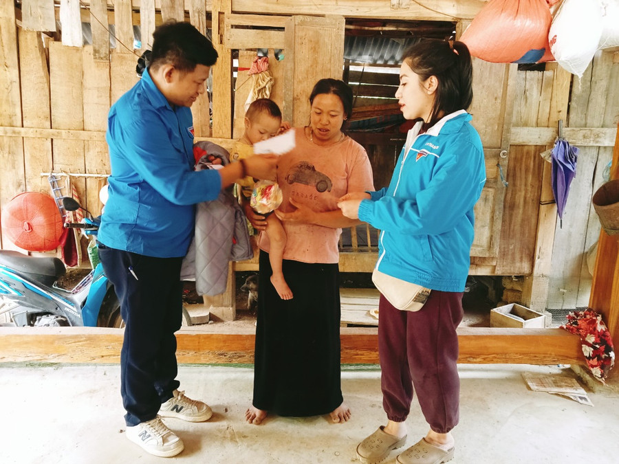 Trao quà cho gia đình có hoàn cảnh khó khăn. Trao quà cho gia đình có hoàn cảnh khó khăn.