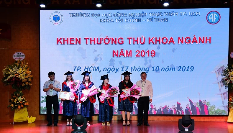 Thủ khoa đầu ra các ngành được Ban giám hiệu HUFI vinh danh