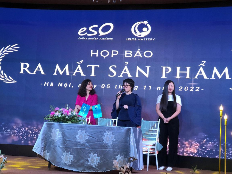 Đại diện của IELTS MASTERY giới thiệu sản phẩm. Đại diện của IELTS MASTERY giới thiệu sản phẩm.