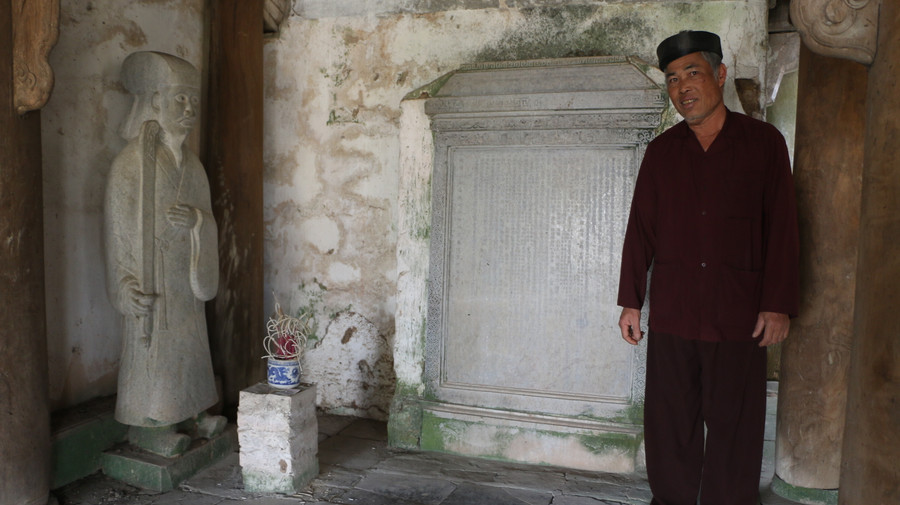 Ông Nguyễn Danh Nhân - thủ từ Đền Phú Đa giới thiệu về ý nghĩa của 1 trong các tấm bia đá đặt tại đây. Ông Nguyễn Danh Nhân - thủ từ Đền Phú Đa giới thiệu về ý nghĩa của 1 trong các tấm bia đá đặt tại đây.