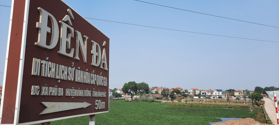 Đền Đá xã Phú Đa nằm cạnh triền đê sông Hồng với ba mặt là hồ nước bao quanh. Đền Đá xã Phú Đa nằm cạnh triền đê sông Hồng với ba mặt là hồ nước bao quanh.