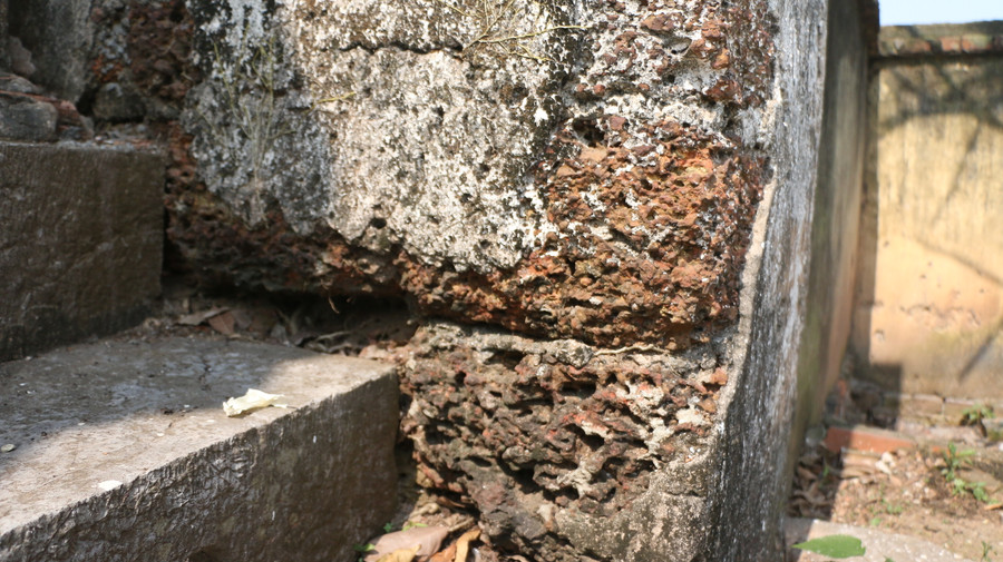 Đá được vận chuyển từ Thanh Hóa ra để xây móng và tường cho ngôi đền. Đá được vận chuyển từ Thanh Hóa ra để xây móng và tường cho ngôi đền.