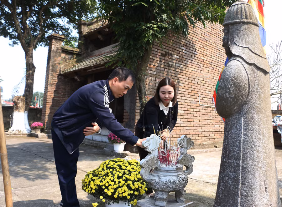 Vợ chồng anh Trần Trường Thao thường xuyên đến Đền Đá Phú Đa để cầu an.