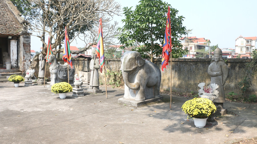 Hai bên tả hữu sân Đền là hàng tượng lính canh, voi đá, ngựa đá với các chi tiết tạo hình sống động thể hiện tài năng của nghệ nhân xưa. Hai bên tả hữu sân Đền là hàng tượng lính canh, voi đá, ngựa đá với các chi tiết tạo hình sống động thể hiện tài năng của nghệ nhân xưa.