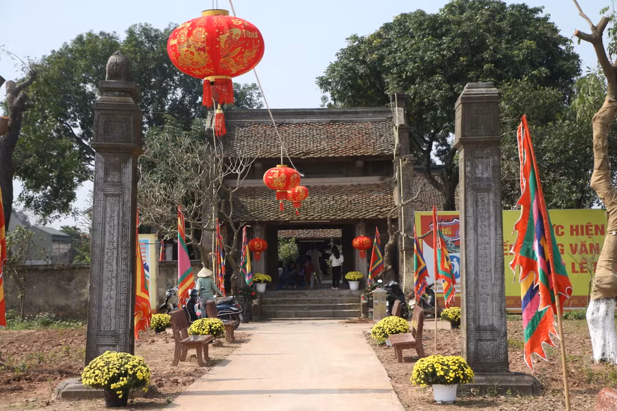 Hai trụ đá ở trước cổng đền vẫn sừng sững cùng thời gian.