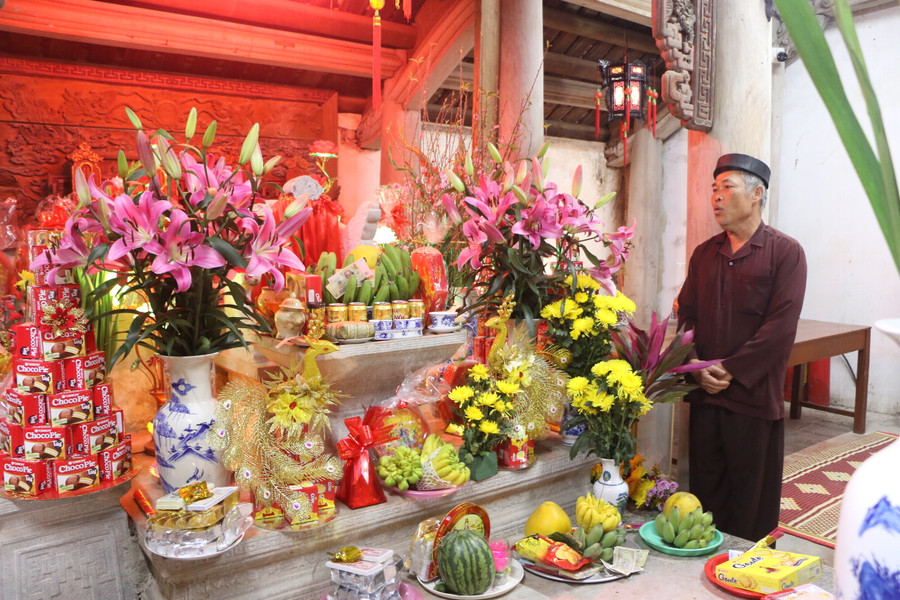 Sập đá, ban thờ bằng đá trong hậu cung của Đền Đá. Sập đá, ban thờ bằng đá trong hậu cung của Đền Đá.