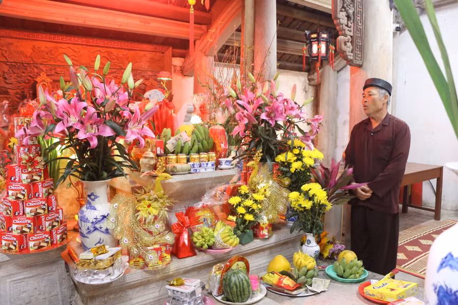 Sập đá, ban thờ bằng đá trong hậu cung của Đền Đá.