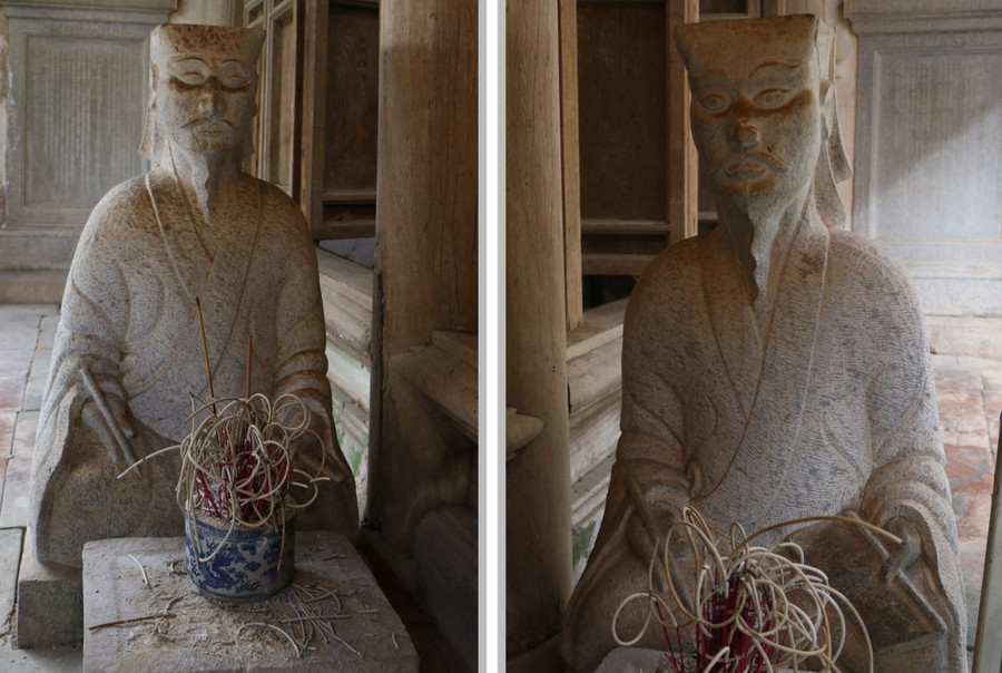 Hai vị quan văn ngồi hai bên trước cửa chính của hậu cung với thần thái sống động. Hai vị quan văn ngồi hai bên trước cửa chính của hậu cung với thần thái sống động.