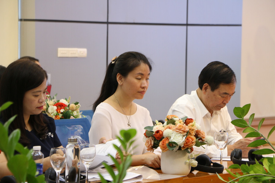 Các đại biểu tham gia hội thảo lắng nghe ý kiến từ chuyên gia.