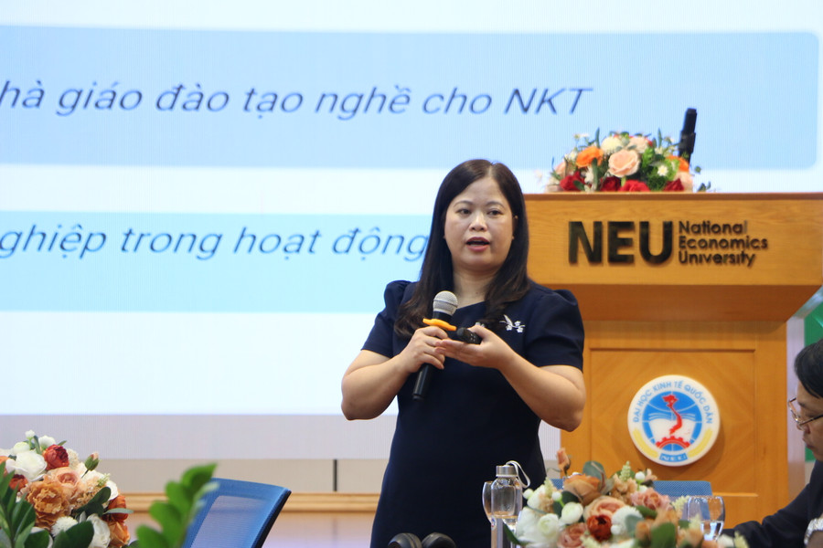 TS Phạm Thị Hoàn chia sẻ ý kiến tại buổi tọa đàm.