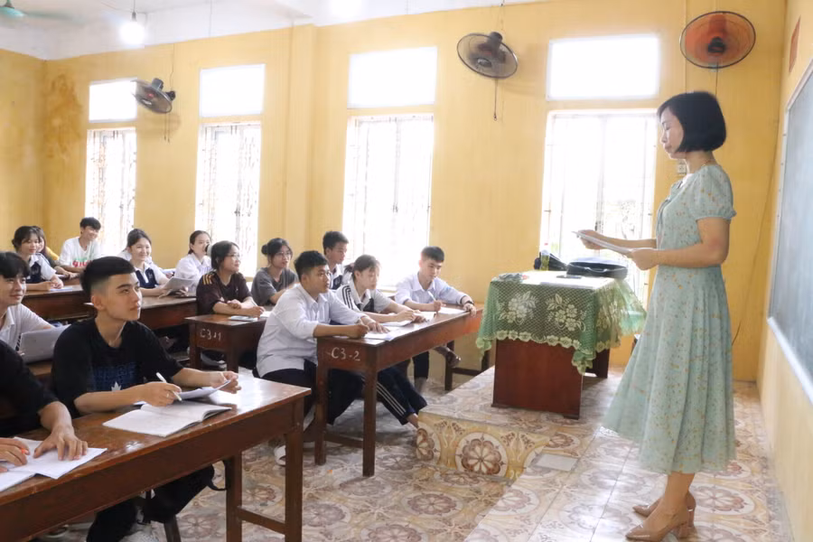 Cô trò khối 12 Trường THPT Phạm Văn Nghị đang ôn luyện môn Tiếng Anh cho đến hết ngày 24/6.