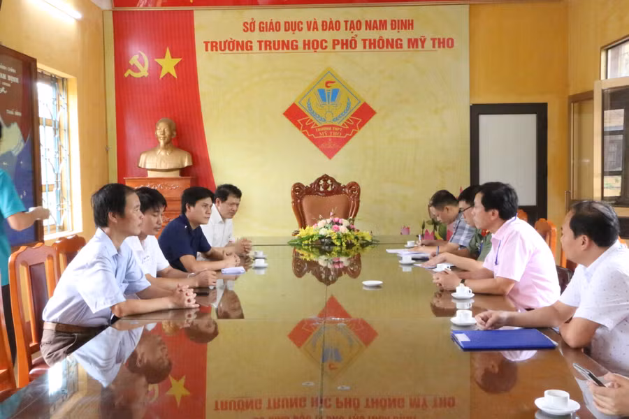 Đoàn kiểm tra của Sở GD&amp;ĐT Nam Định làm việc tại Trường THPT Mỹ Tho.