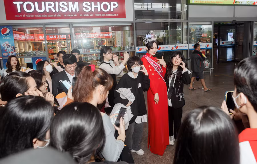 Hoa hậu Thanh Thủy đã trở về quê nhà trong sự chào đón nồng nhiệt của gia đình, người thân cùng đông đảo người hâm mộ.