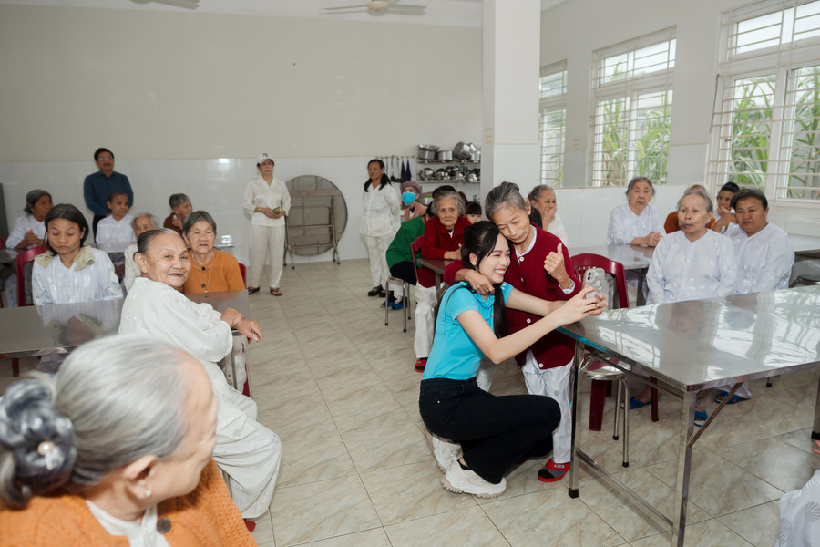 Vừa trở về quê nhà, Hoa hậu Thanh Thủy tích cực hoạt động thiện nguyện