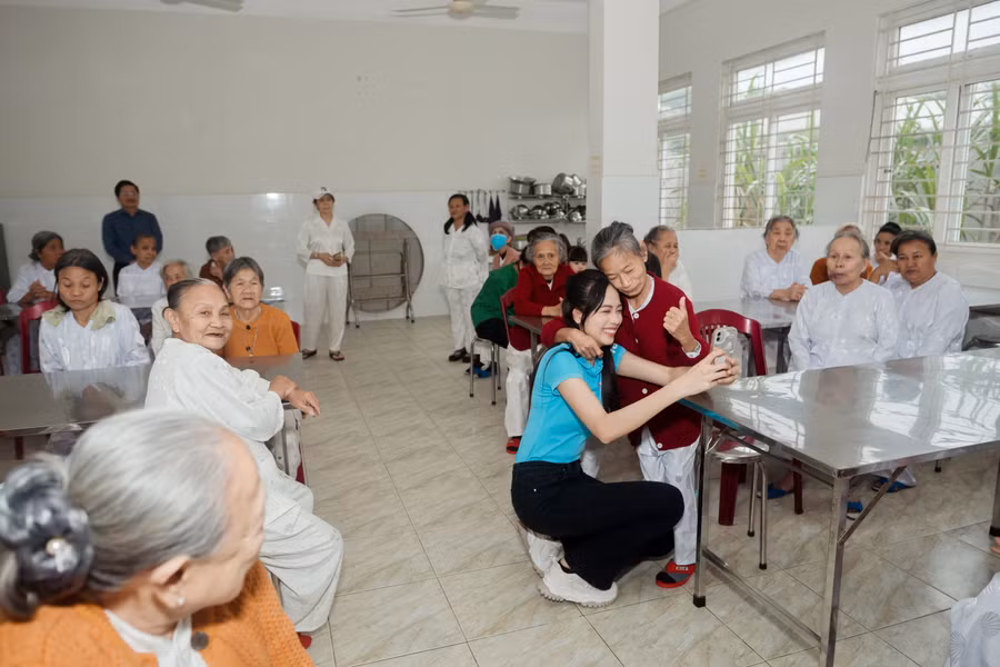 Vừa trở về quê nhà, Hoa hậu Thanh Thủy tích cực hoạt động thiện nguyện