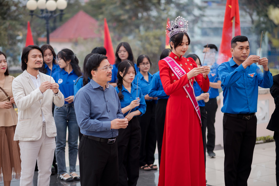 Hoa hậu Thanh Thủy dâng hương tại Nghĩa Trang liệt sỹ quận Liên Chiểu (Đà Nẵng).