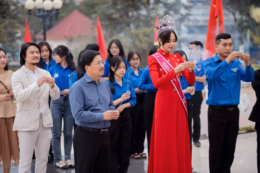 Hoa hậu Thanh Thủy dâng hương tại Nghĩa Trang liệt sỹ quận Liên Chiểu (Đà Nẵng).
